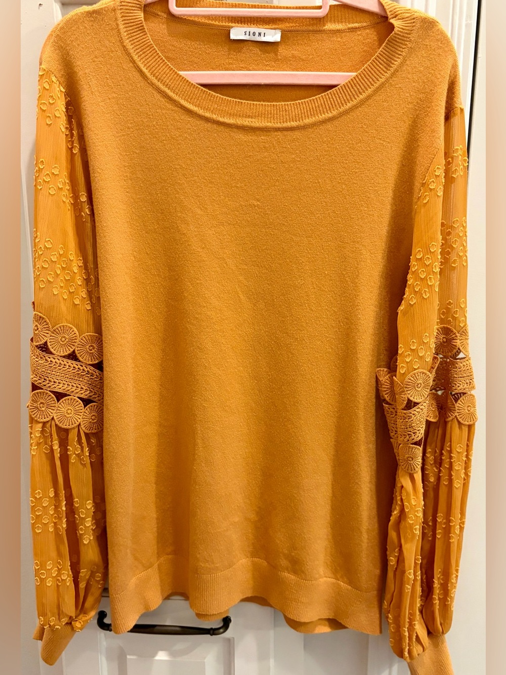 NWOT SIONI Orange/Mustard Embroidered Lace-Sleeve Knit Top - Ready For Fall!🍁🍂🧡